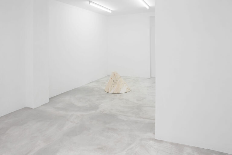 Italiani in trasferta. Immagini della prima personale di Francesco Gennari alla Galleria Antoine Levi, a Parigi. In Francia, a casa di un francese mezzo italiano