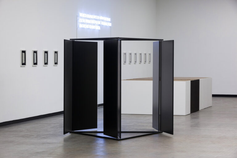 Karl Holmqvist, Untitled (Posenenske Dreieck), 2014, Courtesy the artist and Galerie Neu, Berlin