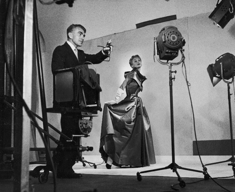 Horst directing fashion shoot with Lisa Fonssagrives 1949. Photo by Roy Stevens Time Life Picture Horst P. Horst: eleganza senza tempo