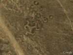 I geoglifi individuati in Kazakistan immagine Google Earth Chi avrà disegnato questi enormi “cerchi nel grano” in stile Keith Haring? Li ha scoperti un gruppo di archeologi in Kazakistan, grazie a Google Earth