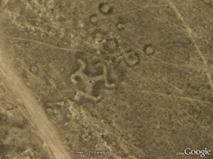 Chi avrà disegnato questi enormi “cerchi nel grano” in stile Keith Haring? Li ha scoperti un gruppo di archeologi in Kazakistan, grazie a Google Earth