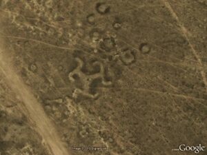 Chi avrà disegnato questi enormi “cerchi nel grano” in stile Keith Haring? Li ha scoperti un gruppo di archeologi in Kazakistan, grazie a Google Earth