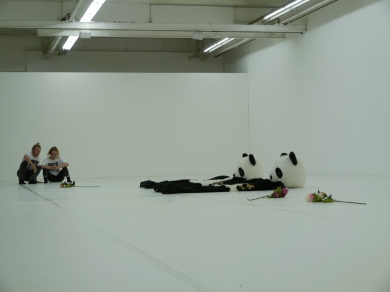 I panda di Andrew Hardwidge Performance alla Biennale dell’Immagine in Movimento di Ginevra: foto e video delle azioni di Isabel Lewis, Alexandra Bachzetsis, Andrew Hardwige, Mai-Thu Perret