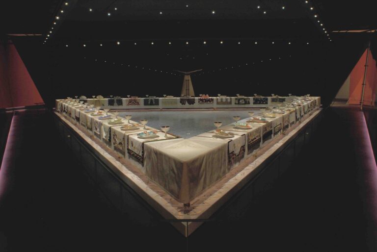 Judy Chicago The Dinner Party Insatllation Overview 4 at Brooklyn Museum Dinner Party con Judy Chicago. A Brooklyn