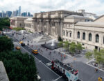 La nuova H. Koch Plaza foto Metropolitan Museum 1 Ecco le immagini del nuovo ingresso del Metropolitan Museum di New York. E per l’inaugurazione della H. Koch Plaza tornano a farsi vedere i manifestanti di Occupy Museums