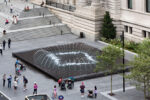 La nuova H. Koch Plaza foto Metropolitan Museum 3 Ecco le immagini del nuovo ingresso del Metropolitan Museum di New York. E per l’inaugurazione della H. Koch Plaza tornano a farsi vedere i manifestanti di Occupy Museums