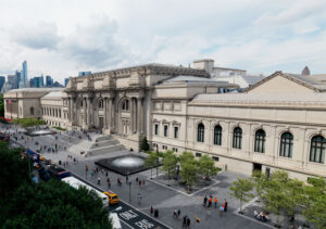 Ecco le immagini del nuovo ingresso del Metropolitan Museum di New York. E per l’inaugurazione della H. Koch Plaza tornano a farsi vedere i manifestanti di Occupy Museums