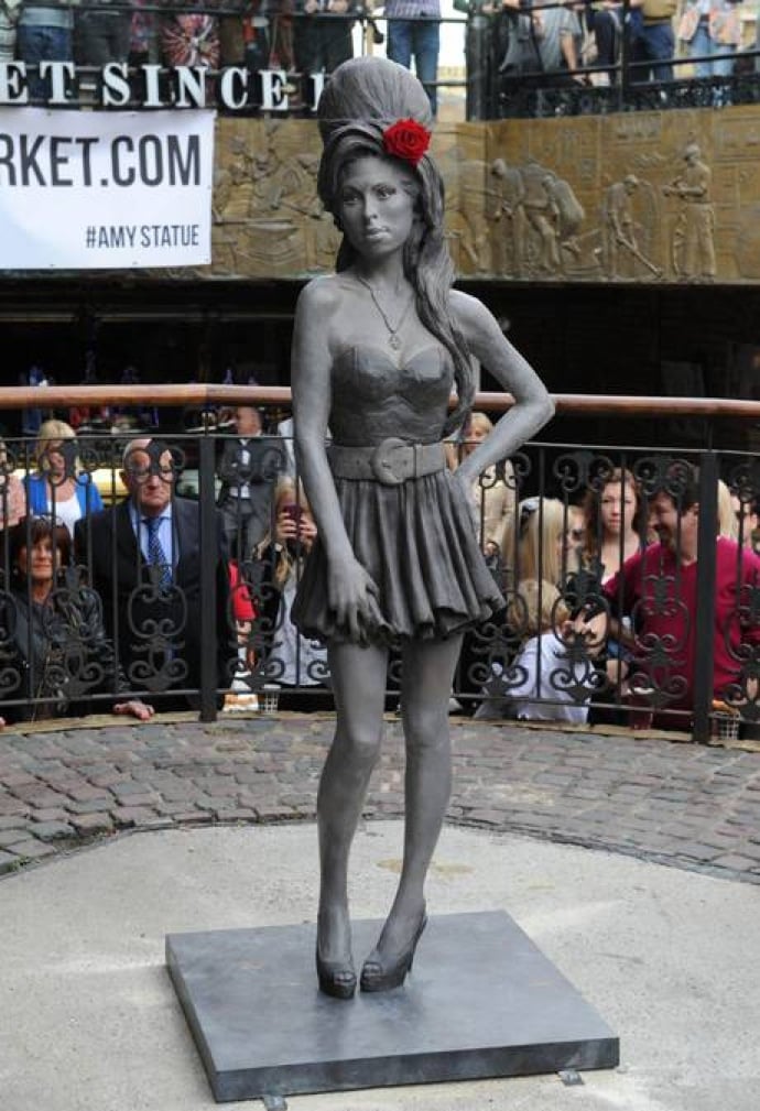 A voi piace Amy Winehouse ritratta così? Inaugurata a Londra la statua dedicata alla sfortunata popstar dallo scultore Scott Eaton