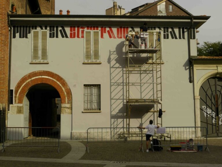 Lintervento di Ivan Tresoldi 800x600 Street art a Milano: Pao, Ivan Tresoldi e Orticanoodles per l’Istituto Gaetano Pini. Nella fotogallery i murales in realizzazione in zona Porta Romana