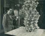Louis Kahn in front of a model of the City Tower Project in an exhibition at Cornell University Ithaca New York February 1958 © Sue Ann Kahn Louis Kahn: Il potere dell’architettura