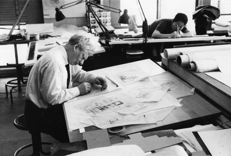 Louis Kahn working on Fisher House design 1961 © Louis I. Kahn Collection University of Pennsylvania and the Pennsylvania Historical and Museum Commission Louis Kahn: Il potere dell’architettura