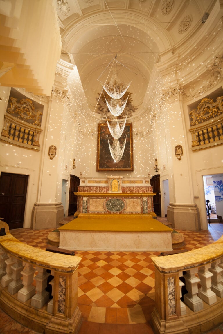 Marcello Chiarenza Se dico aria… Inno alla levità: scultura contemporanea, in una chiesa antica