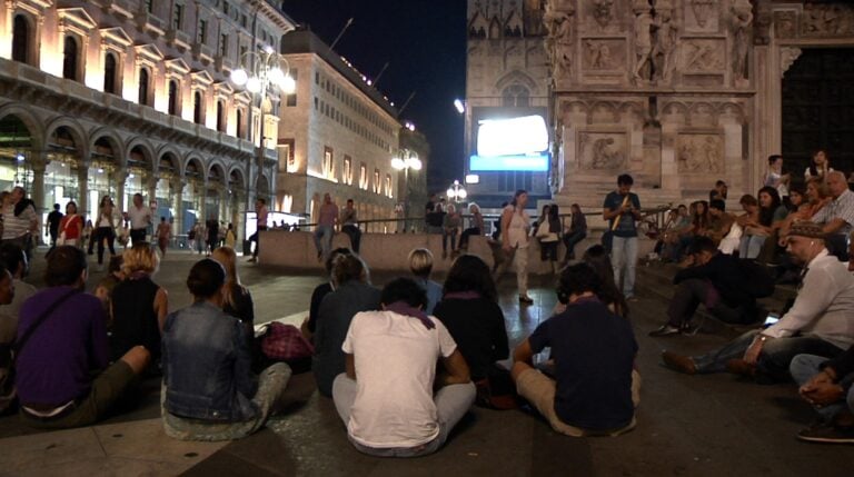 Marcos Lutyens K Tanglement Milano K-Tanglement, ovvero collegare quattro città del mondo in un’unità spazio-temporale. Da Milano immagini del progetto dell’artista-ipnotista inglese Marcos Lutyens