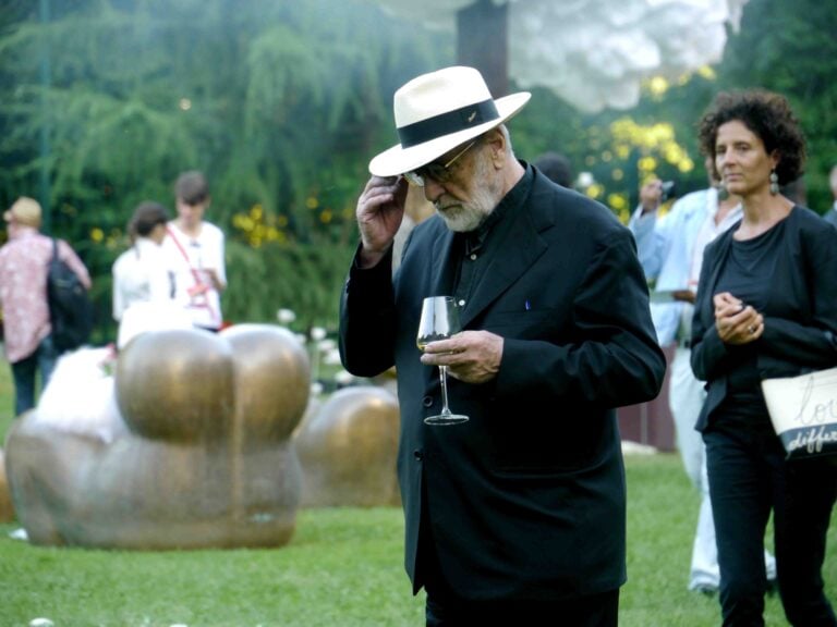 Michelangelo Pistoletto Bob Wilson alla Triennale di Milano per illy: foto e video dalla "Red Night" per la presentazione della tazzina griffata Watermill Center