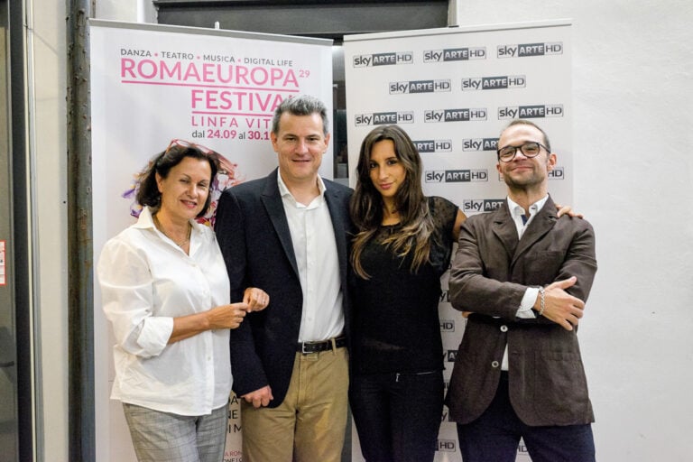 Monique Veaute Presidente Fondazione Romaeuropa Roberto Pisoni Direttore di Sky Arte Dino Vannini Sky Arte e Lara Mastrantonio Ufficio Promozione Romaeuropa Festival foto Corrado Murlo Brindisi targati Martini, e dj set fino a tarda sera. A Roma il party di Sky Arte HD e Roma Europa Festival, che inaugura il 24 settembre. Ecco chiccera…