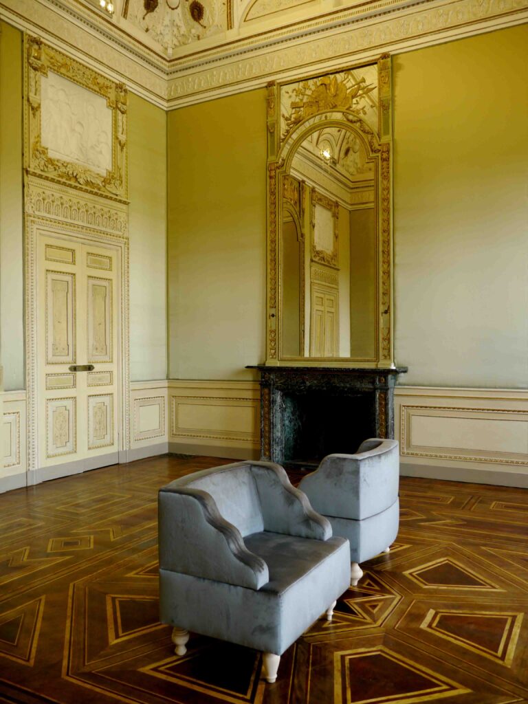 Monza salottino nella Villa Reale Rinasce la Villa di Reale di Monza: fotogallery dalla Versailles lombarda, restituita al pubblico dopo due anni di restauri costati 20 milioni