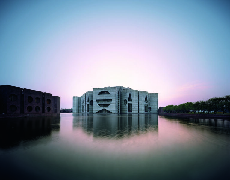 National Assembly Building in Dhaka Bangladesh Louis Kahn 1962–83 © Raymond Meier Louis Kahn: Il potere dell’architettura