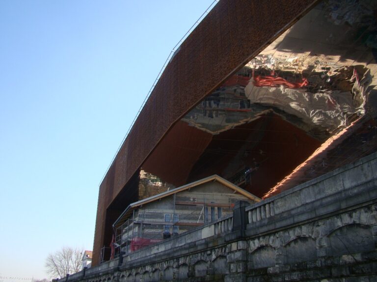 Nuovo Museo Kantor Cracovia foto Agnieszka Oprządek Pronto all’opening a Cracovia il nuovo Museo Tadeusz Kantor. Un edificio-ponte in ferro e cemento armato, per uno dei giganti europei del teatro del Novecento