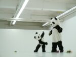 Panda ballerini alla BIM 2014 Performance alla Biennale dell’Immagine in Movimento di Ginevra: foto e video delle azioni di Isabel Lewis, Alexandra Bachzetsis, Andrew Hardwige, Mai-Thu Perret