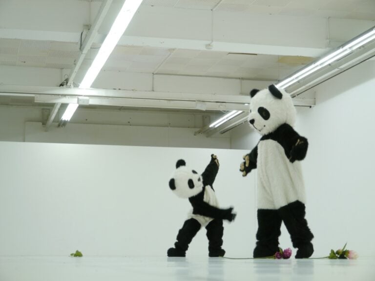 Panda ballerini alla BIM 2014 Performance alla Biennale dell’Immagine in Movimento di Ginevra: foto e video delle azioni di Isabel Lewis, Alexandra Bachzetsis, Andrew Hardwige, Mai-Thu Perret