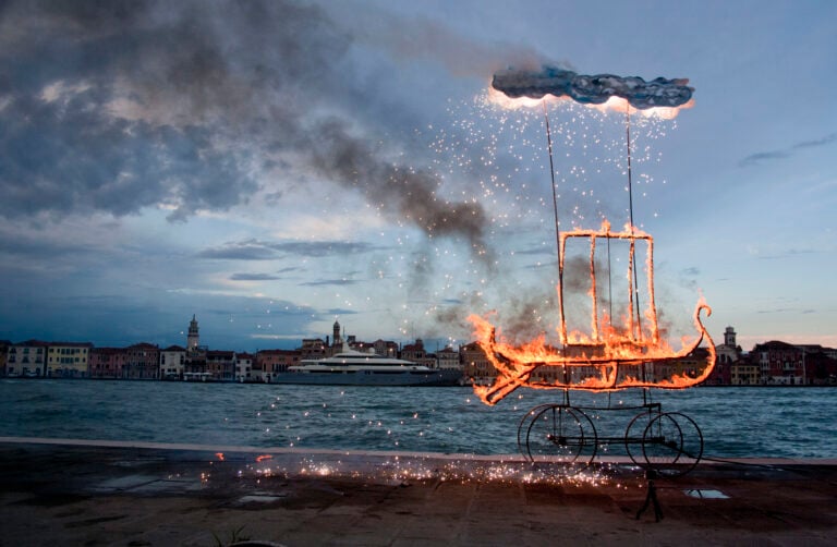 Paolo Buggiani La Tempesta performance in collaborazione con Modes a cura del Collettivo Gli Impresari a Giudecca 795 foto Francesca Dal Bo Di festival in festival. L’estate veneziana si chiude con L’Isola che c’è, alla Giudecca e Sacca Fisola, all’insegna di un’arte libera e no profit. Ecco le immagini dell’opening