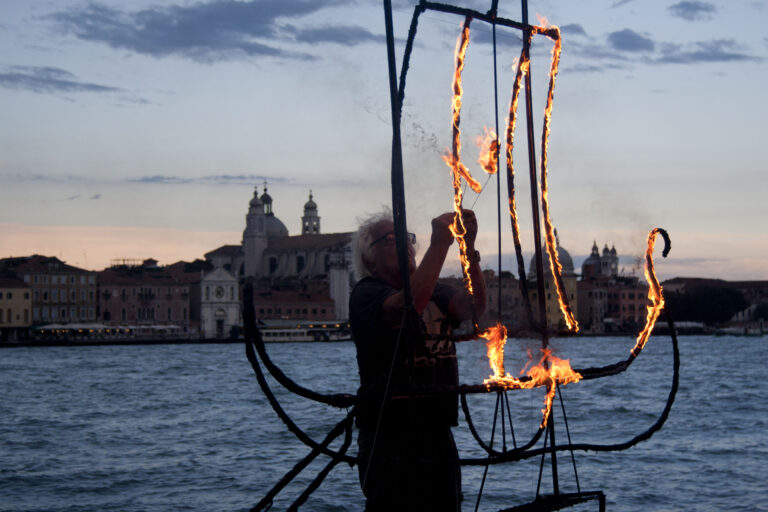 Paolo Buggiani La Tempesta performance in collaborazione con Modes a cura del Collettivo Gli Impresari a Giudecca 795 foto Francesca Dal Bo Di festival in festival. L’estate veneziana si chiude con L’Isola che c’è, alla Giudecca e Sacca Fisola, all’insegna di un’arte libera e no profit. Ecco le immagini dell’opening