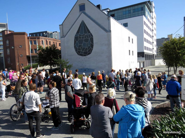People infront andreco wall2 Andreco, un murales per Stavanger. Una roccia volante dedicata alla città. Trasferta norvegese per l’artista romano, tra i protagonisti del festival Nuart