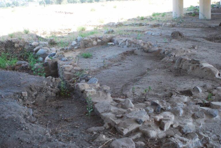 Resti della sinagoga di Bova 800x536 Storia di ordinaria follia. Protagonisti: una strada statale e un’antica sinagoga