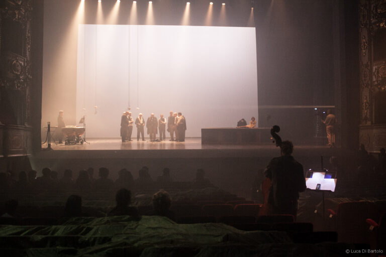 Roberto Paci Dalò ll grande bianco Teatro Valli Reggio Emilia 14 Roberto Paci Dalò, Paolo Rosa e la Grande Guerra. Tante immagini dalla prima assoluta de ll grande bianco, al Teatro Valli di Reggio Emilia