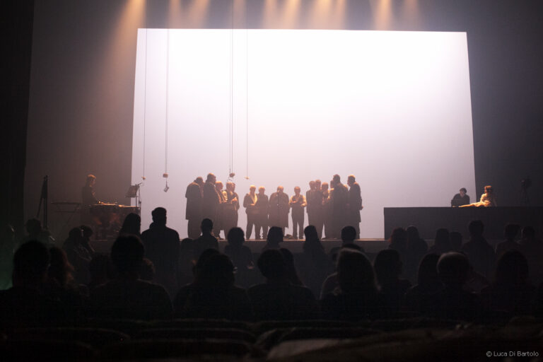 Roberto Paci Dalò ll grande bianco Teatro Valli Reggio Emilia 18 Roberto Paci Dalò, Paolo Rosa e la Grande Guerra. Tante immagini dalla prima assoluta de ll grande bianco, al Teatro Valli di Reggio Emilia