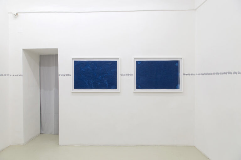 Runo Lagomarsino La Muralla Azul 2014 timbro su parete 5 fogli Sunprint esposti alla luce sole e acqua del Mediterraneo installazione dimensioni variabili Courtesy Galleria Umberto Di Marino Napol 2 La storia e la sua riscrittura. Runo Lagomarsino a Napoli