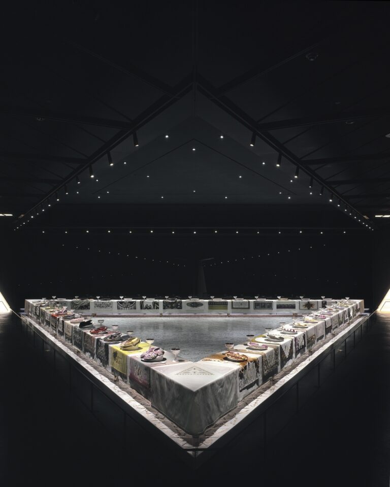 The Dinner Party. Photo by Donald Woodman Dinner Party con Judy Chicago. A Brooklyn