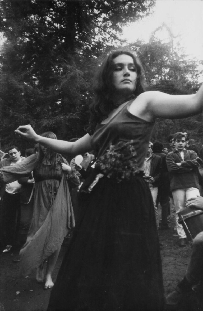 Untitled Hippie Girl Dancing 1967 Dennis Hopper Gli scatti segreti di Dennis Hopper. In mostra a Londra