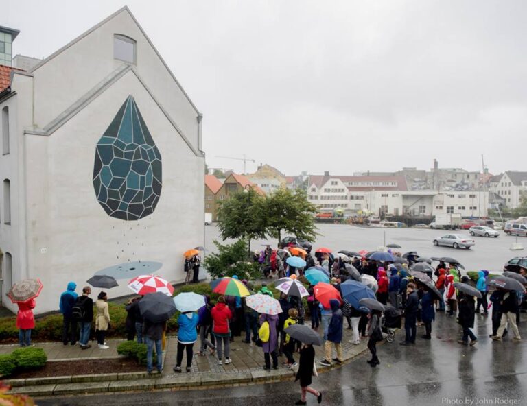 andreco jhon rodger4 Andreco, un murales per Stavanger. Una roccia volante dedicata alla città. Trasferta norvegese per l’artista romano, tra i protagonisti del festival Nuart