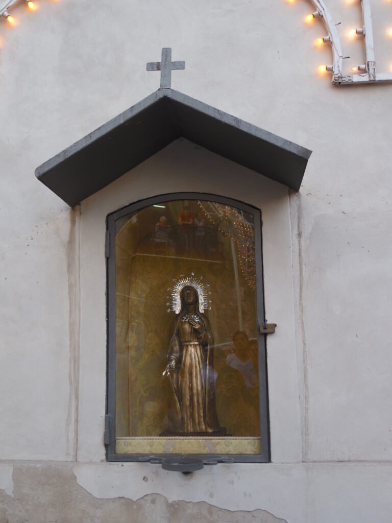 animamundi7 Laboratorio Saccardi, tra sacro e profano. La Madonna degli euro installata in una Chiesa di Palermo. Prosegue il dibattito sull’arte sacra contemporanea