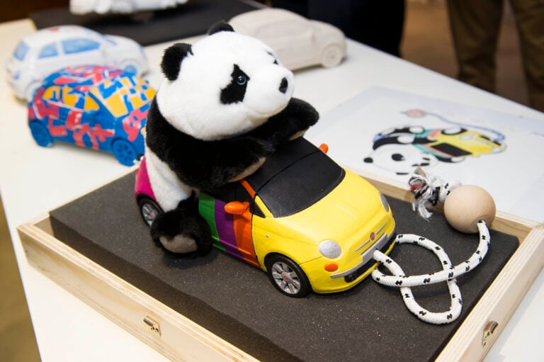 chrisbangle Come ti reinvento una Fiat 500. Macchina d’artista firmata Tobias Rehberger, battuta all’asta per 40mila euro. In sostegno del Sant’Anna di Torino