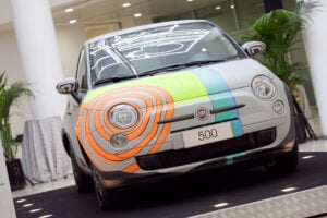 Come ti reinvento una Fiat 500. Macchina d’artista firmata Tobias Rehberger, battuta all’asta per 40mila euro. In sostegno del Sant’Anna di Torino