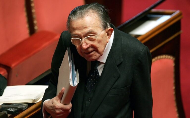 giulio andreotti Venezia Updates: Tatti Sanguneti incontra Giulio Andreotti. Lezioni di cinema, con un grande statista. Politica, storia e costumi dell'Italia che fu