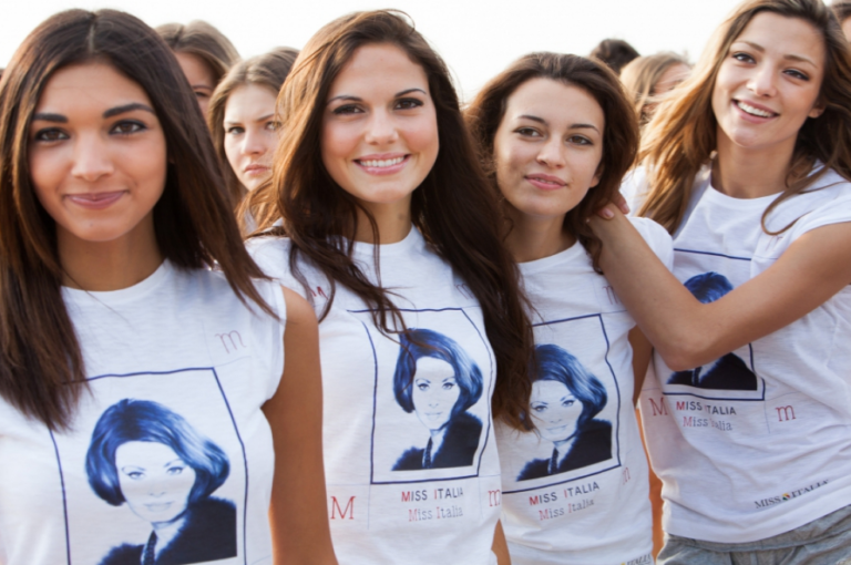 missitalia Giuseppe Stampone partecipa a Miss Italia. No, nessuna ironia: l’artista disegna le magliette delle candidate miss, con il volto di Sophia Loren
