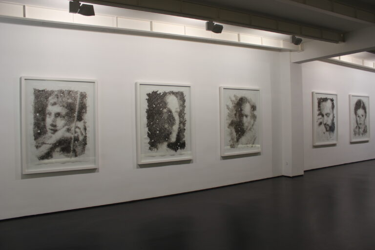“Les Étrangers” Davide Cantoni 2014 veduta della mostra 2 Cronaca e memoria. Nei ritratti bruciati di Davide Cantoni