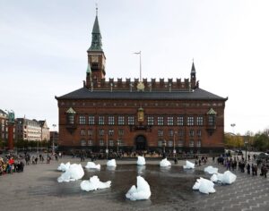 L’orologio di ghiaccio di Olafur Eliasson. Ecco le immagini della spettacolare installazione al centro di Copenhagen: dodici blocchi estratti da un fiordo in Groenlandia, un cronografo da 100 tonnellate