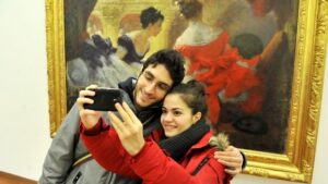 Fatti un selfie con un quadro o una scultura. Alla Gnam arriva un contest per i visitatori delle collezioni. In palio smartphone e altre amenità hi-tech