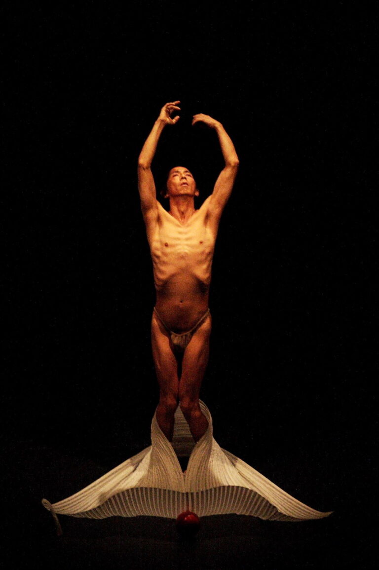 Atsushi venice 0956 b by Akiko Miyake Atsushi Takenochi a Napoli. Coreografia per corpo, suono e abiti-scultura