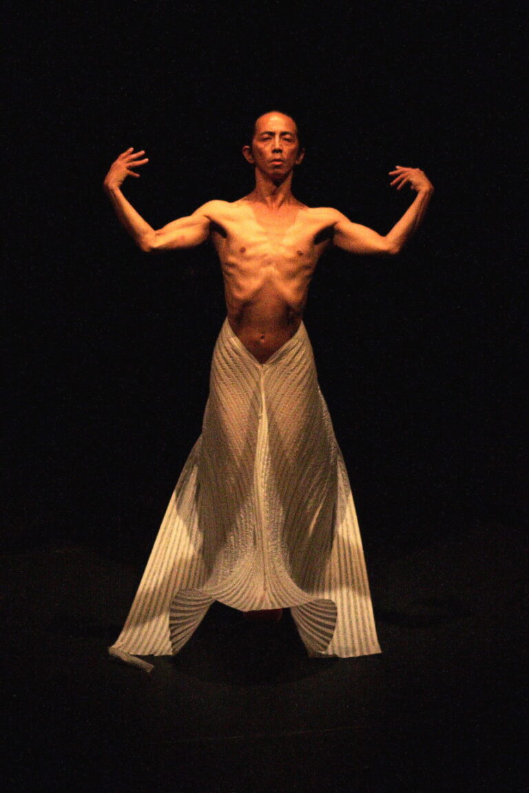 Atsushi venice 0958 b by Akiko Miyake Atsushi Takenochi a Napoli. Coreografia per corpo, suono e abiti-scultura