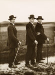 AugustSander Jungbauern auf dem Wege zum Tanz 1914 August Sander e Helmar Lerski. Ritratti a due luci a Villa Massimo