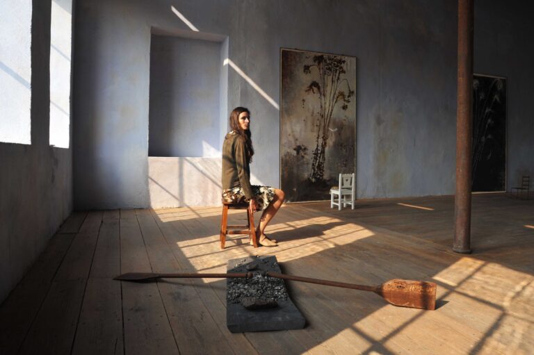 Brigitta Rossetti nella sua sala Riso a regola d’arte. La creatività contemporanea sbarca alla tenuta della Colombara, nel vercellese, dove nasce l’Acquerello il riso numero uno al mondo. Ecco le immagini della mostra
