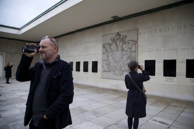 Burgtor Ehrenhalle – Parkfair Terminartor – foto Parkfair 1 Vienna e il centenario della Grande Guerra. Per la mostra-installazione Parkfair Terminartor si riapre il “salone degli onori”: da Peter Weibel a Olaf Nicolai, fra eroi di guerra e il desiderio di pace