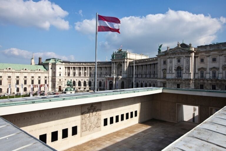 Burgtor vista sulla Ehrenhalle foto Markus Schieder Vienna e il centenario della Grande Guerra. Per la mostra-installazione Parkfair Terminartor si riapre il “salone degli onori”: da Peter Weibel a Olaf Nicolai, fra eroi di guerra e il desiderio di pace