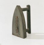 Man Ray, Cadeau, 1974 (replica dell’originale, 1921), ferro da stiro con chiodi, 17 x 10 x 10,5 cm, collezione privata, Courtesy Fondazione Marconi, ©MAN RAY TRUST : ADAGP, Paris, By SIAE 2014