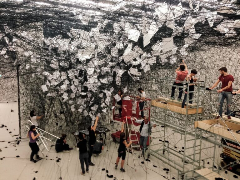 Chiharu Shiota A Long Day Tenuta Dello Scompiglio 2014 making of 6 Naufragar m'è dolce... nella rete di Chiharu Shiota